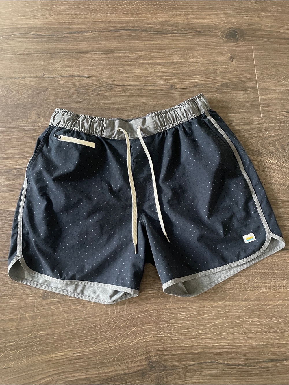 Men's Vuori Navy w/ Gray Polka Dots Athletic Shorts, Size Medium